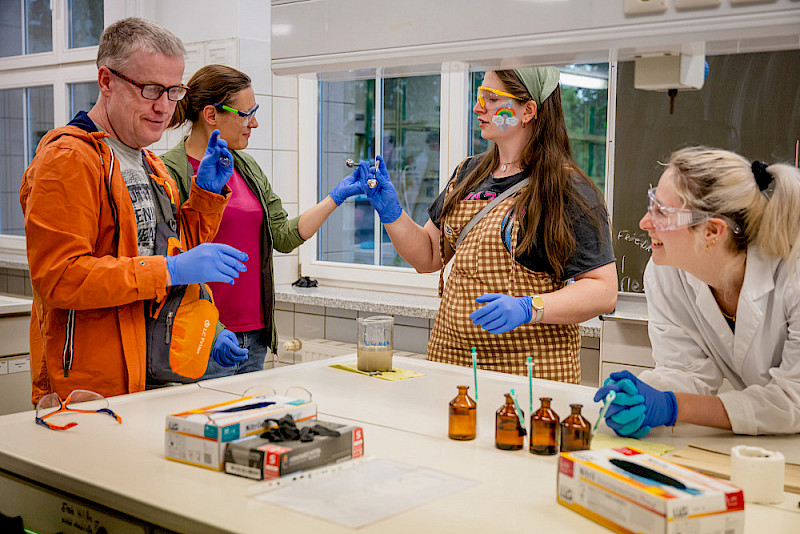 Im Institut für Chemie lautete die Frage: Wie kann man Glas verspiegeln?