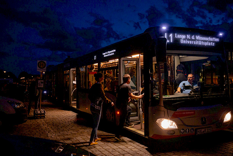 Per Bus konnten die Besucherinnen und Besucher zwischen den Standorten wechseln.