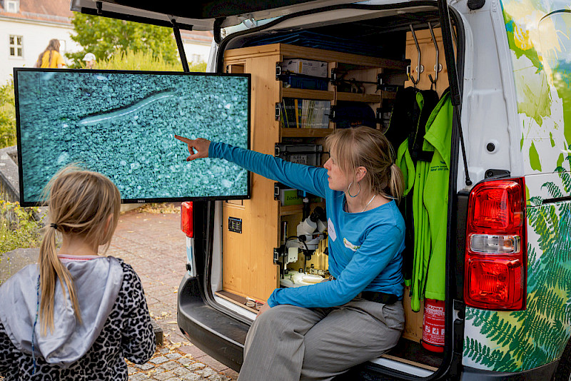 Am Kinderumweltbus konnten kleine Forscher die Vielfalt auf dem Boden entdecken.