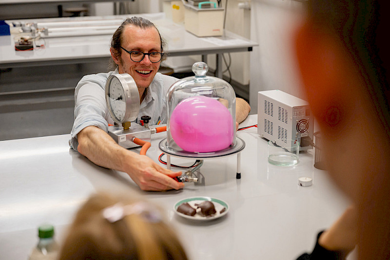 Bei den Physikern präsentierte Martin Trautmann Vakuum-Experimente aus dem Grundpraktikum.
