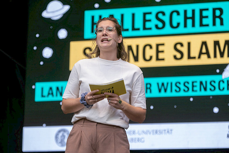 Lisa Budzinski moderierte das Programm auf der großen Bühne.