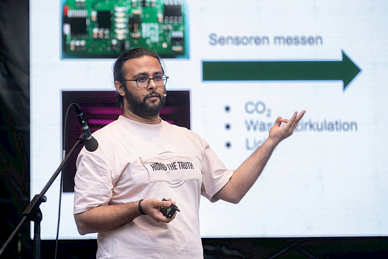 Für die MLU trat beim Science-Slam Asheesh Ranga aus der medizinischen Physik auf.
