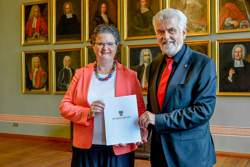 Wissenschaftsminister Armin Willingmann bei der Ernennung von Claudia Becker und der Übergabe des Förderbescheids