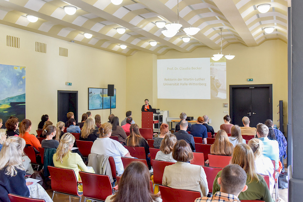 Rektorin Claudia Becker begrüßte am Montag die neuen Teilnehmerinnen und Teilnehmer der Grundschul-Zertifikatskurse.