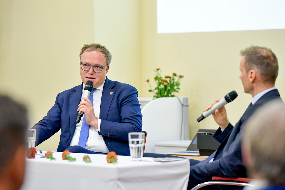 Thüringens Ministerpräsident Mario Voigt (links) im Gespräch mit Sven Kochale