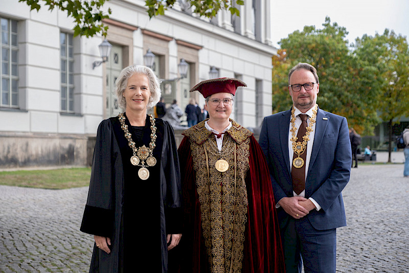 Schulterschluss im Unibund: Rektorin der Universität Leipzig Prof. Dr. Eva Inés Obergfell, Rektorin Prof. Dr. Claudia Becker und Präsidenten der Universität Jena Prof. Dr. Andreas Marx